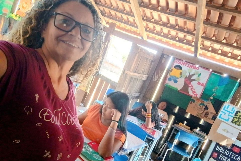 Professora Sinária Divina com os alunos da Escola Indígena Ijanari, na Ilha do Bananal (Foto: Divulgação)